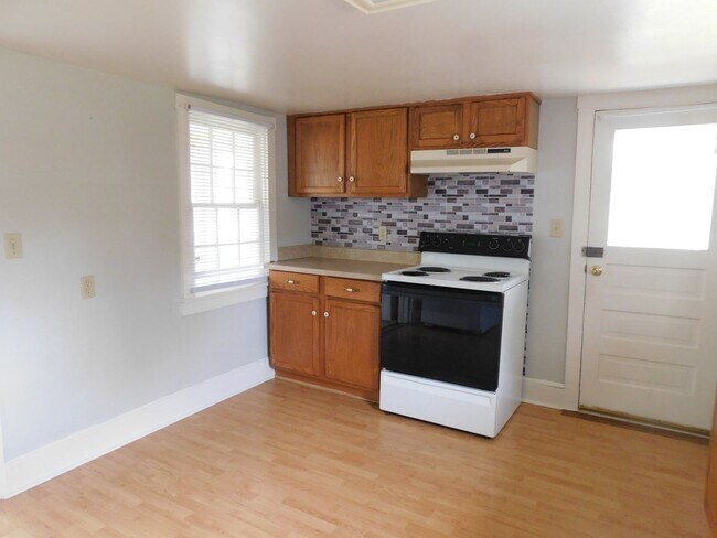 Building Photo - Country Living!