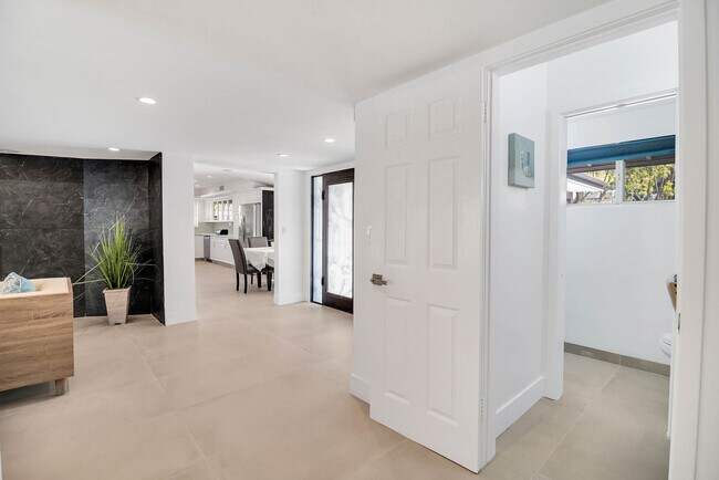 LIVING ROOM - 16047 Meadowcrest Rd