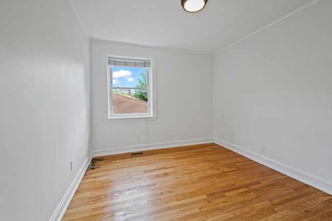 Building Photo - 3048 W Cornelia Ave