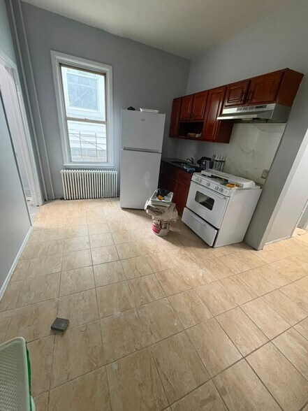 Building Photo - 93 Maple St