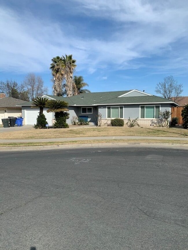 Building Photo - 3 Bedroom 2 Bath Home
