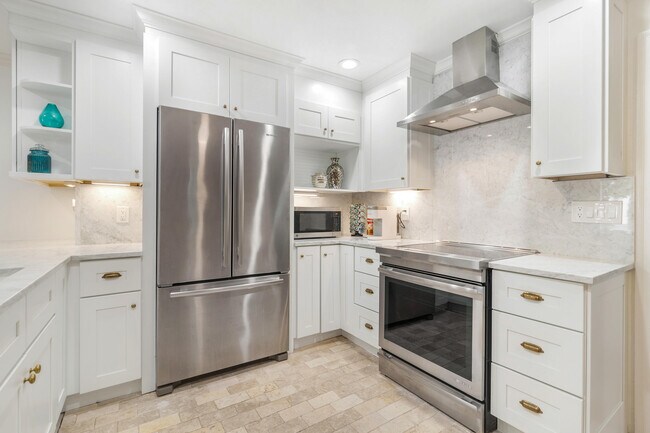 Building Photo - 240 Almeria Rd