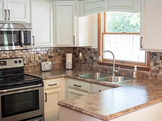 Building Photo - First month's rent FREE!  Three Bedroom Two Bathroom Home