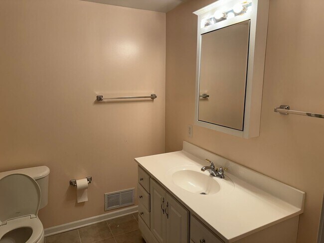 Building Photo - Elkhorn Home For Rent In Quiet Neighborhood