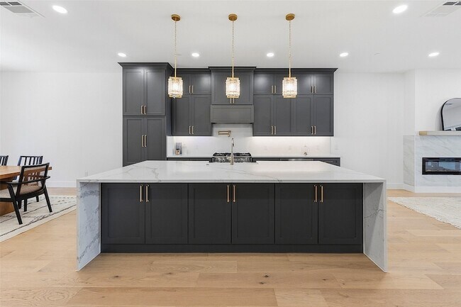 Building Photo - 408 Vista Buena Trl