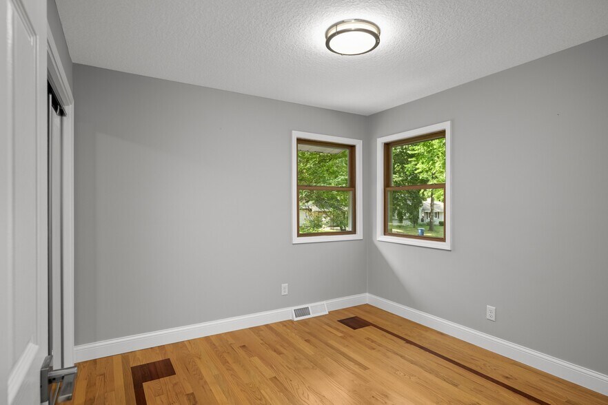 Building Photo - 11004 Oak Knoll Ter N