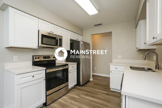 Building Photo - 3 Bedroom Pet-Friendly Home in Fort Myers, FL with Main Street Renewal
