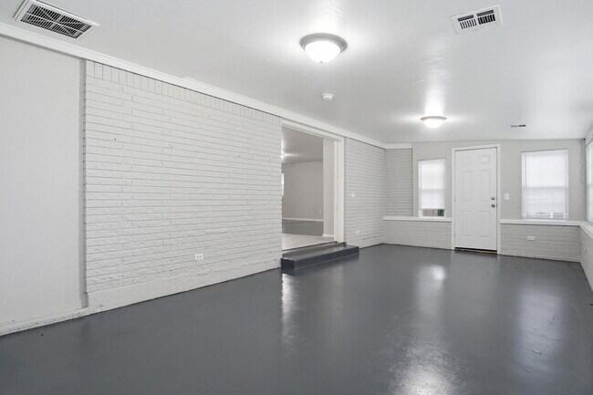 Building Photo - 3717 N Eagle Ln