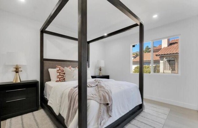 Building Photo - MOVE-IN READY 4+3 w/upgrades, great floorp...