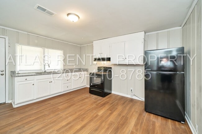 Building Photo - Don't miss this beautifully renovated 2-be...