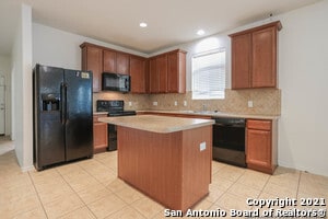 Building Photo - 8947 Oakwood Park