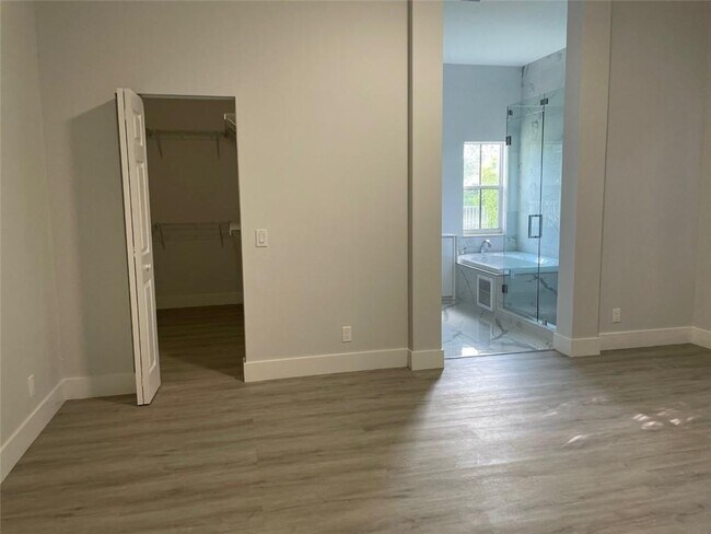 Building Photo - 4293 Laurel Ridge Cir