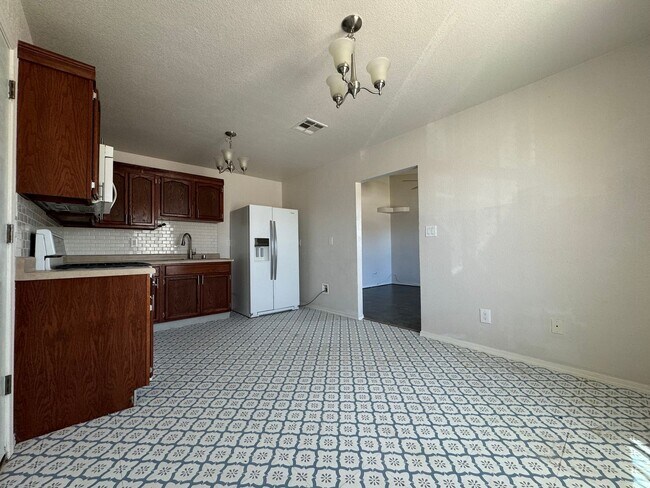 Building Photo - Northeast El Paso(Mesquite Hills 3bed with Refrig A/C and Solar Panels!