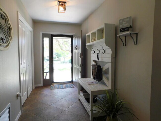 Building Photo - 939 Ridgewood Way