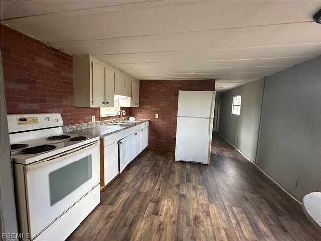 Building Photo - 8086 Heck Dr