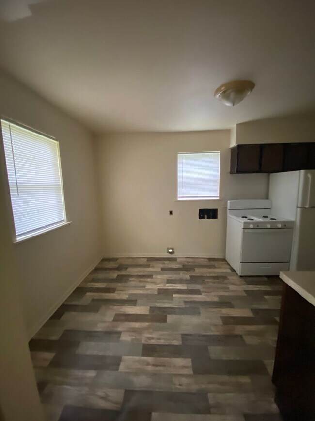 Building Photo - 2103 Meadowvale Ct