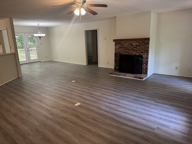 Building Photo - 112 Oak Leaf Cir