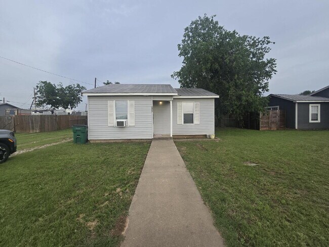 Building Photo - "Charming Retreat: Cozy 2-Bedroom Home with Guest Suite & Hardwood Floors in Cresson, TX!"