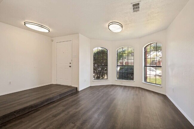 Building Photo - Completely Renovated Home in Arlington!