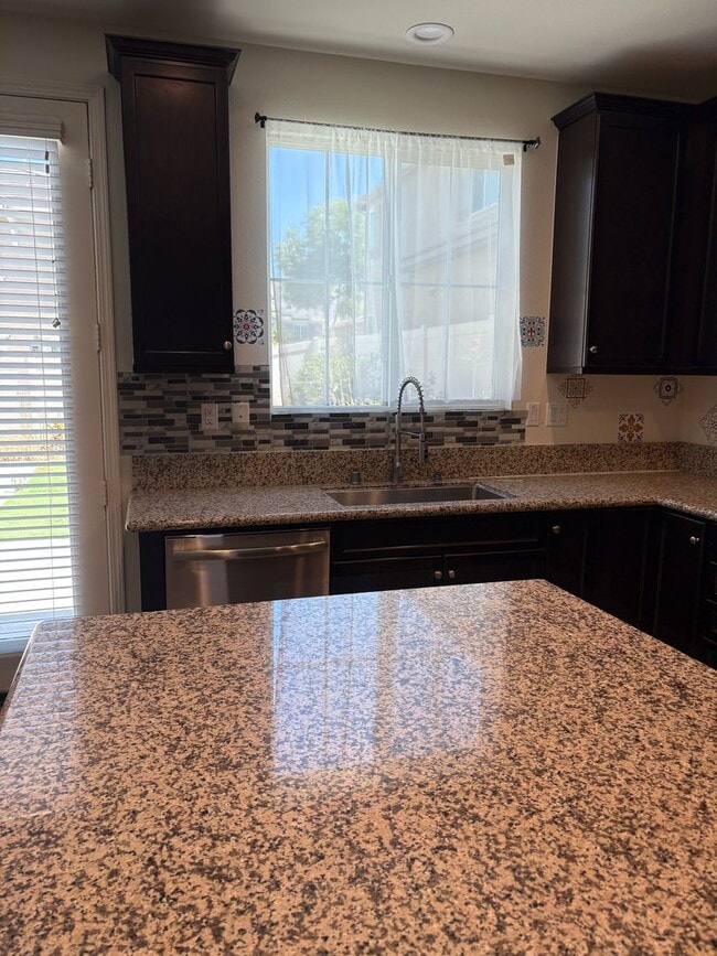Building Photo - Beautiful 3-Bedroom, 2.5 bath in the  Glen...