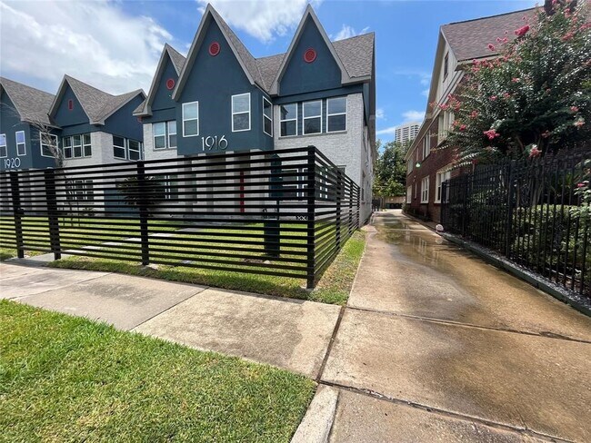 Building Photo - 1924 Calumet St