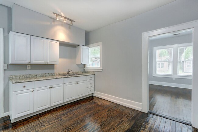 Building Photo - Large 3BR/2BA Downtown Home Walking Distan...