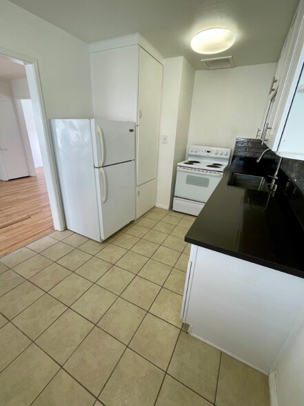 Building Photo - 446 S Oakhurst Dr