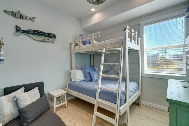 Building Photo - 1624 Eleventh Street-SI ID1023226P