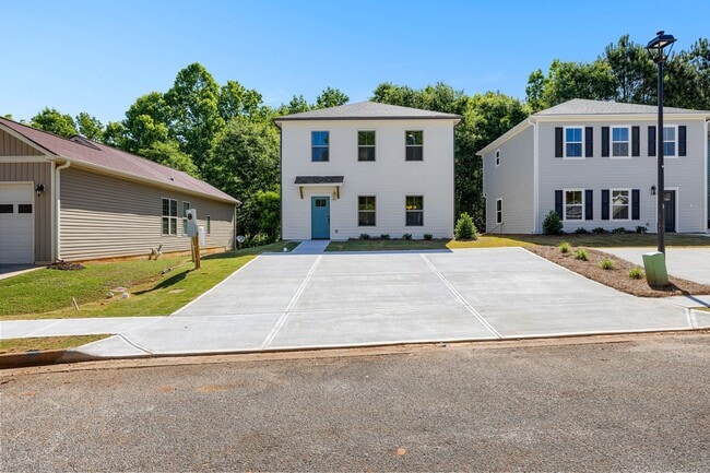 Building Photo - 3 Bedroom Walkable to Downtown Zebulon. Lawncare included!