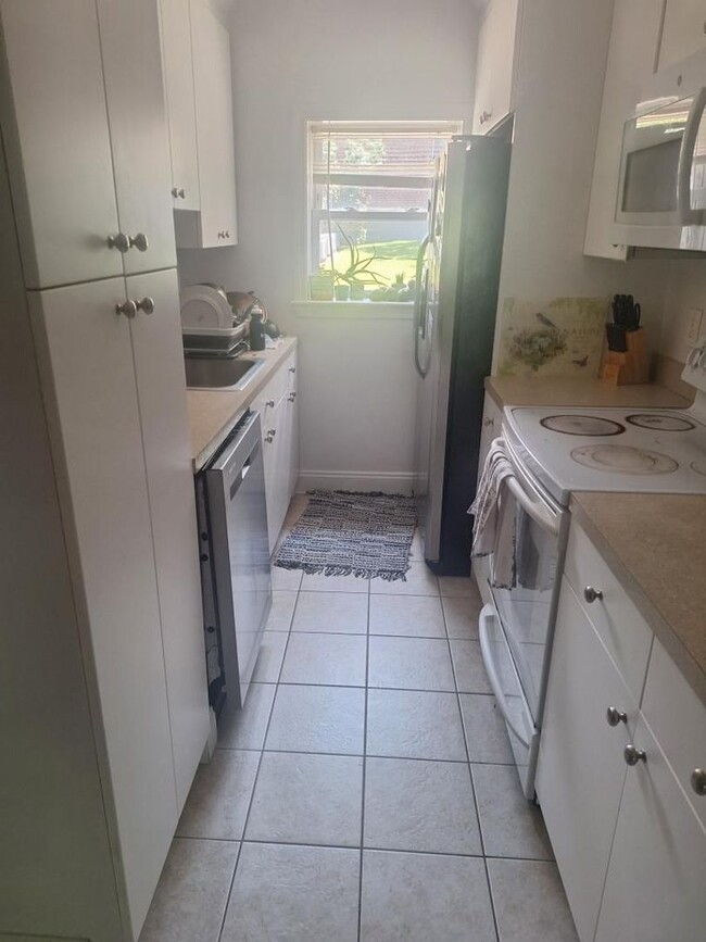 Building Photo - Large, newer, pet friendly 3 bed with all ...