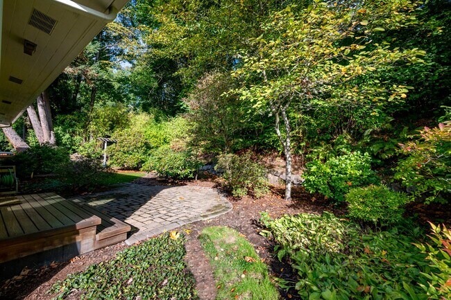 Building Photo - Spacious 4BR/2 BA Home in Quiet North-End ...