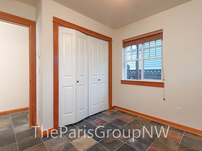 Building Photo - Gorgeous Green Lake 3BR TH – Walk to Swim,...