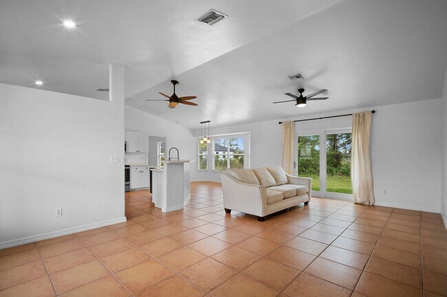 Building Photo - Well maintained Single family home 2 bed 2...