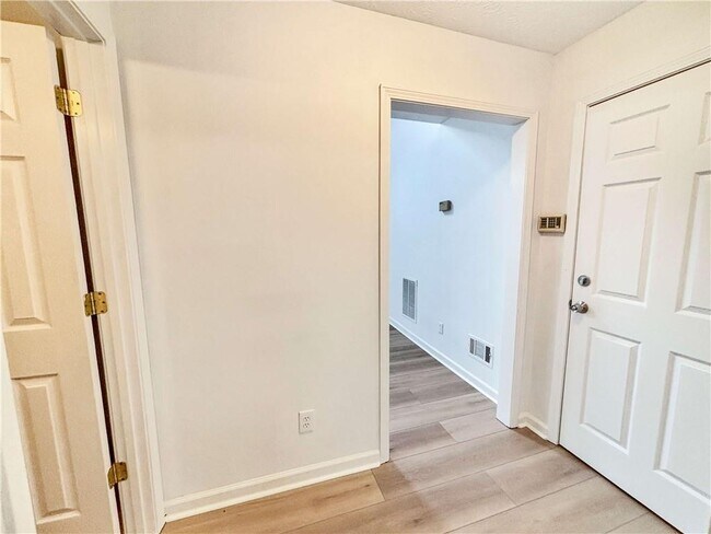 Building Photo - 5907 Brookside Dr SE