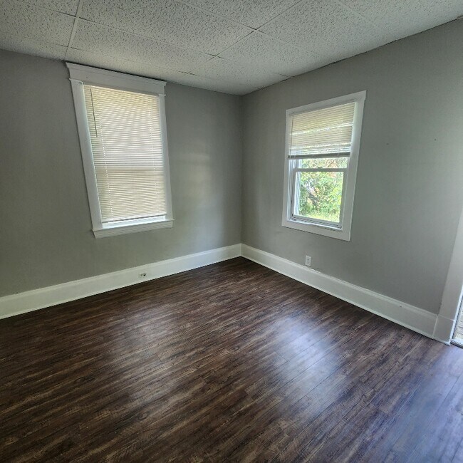 Building Photo - 3020 Searsdale Ave