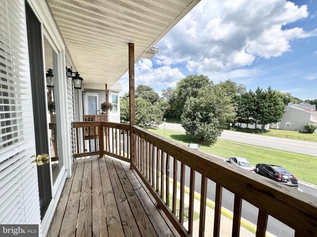Building Photo - Beautiful Updated 2 bd 2 bth Penthouse Con...