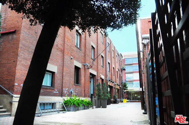 Building Photo - 712 S Santa Fe Ave