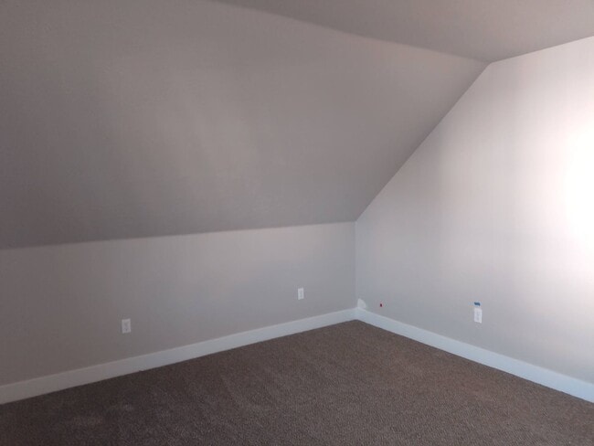 Building Photo - Cute and Spacious! Available Now! Month to Month Accepted