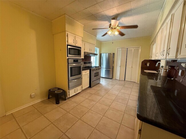 Building Photo - 231 E Live Oak St