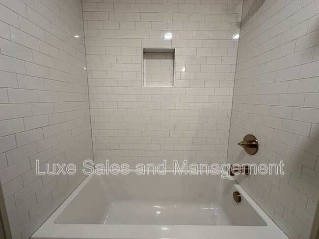 Building Photo - 911 NE 16th St