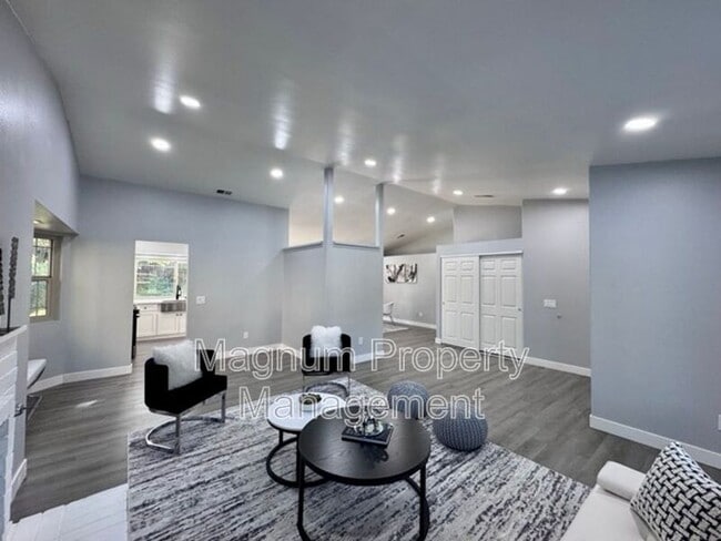 Building Photo - 45627 Clubhouse Dr