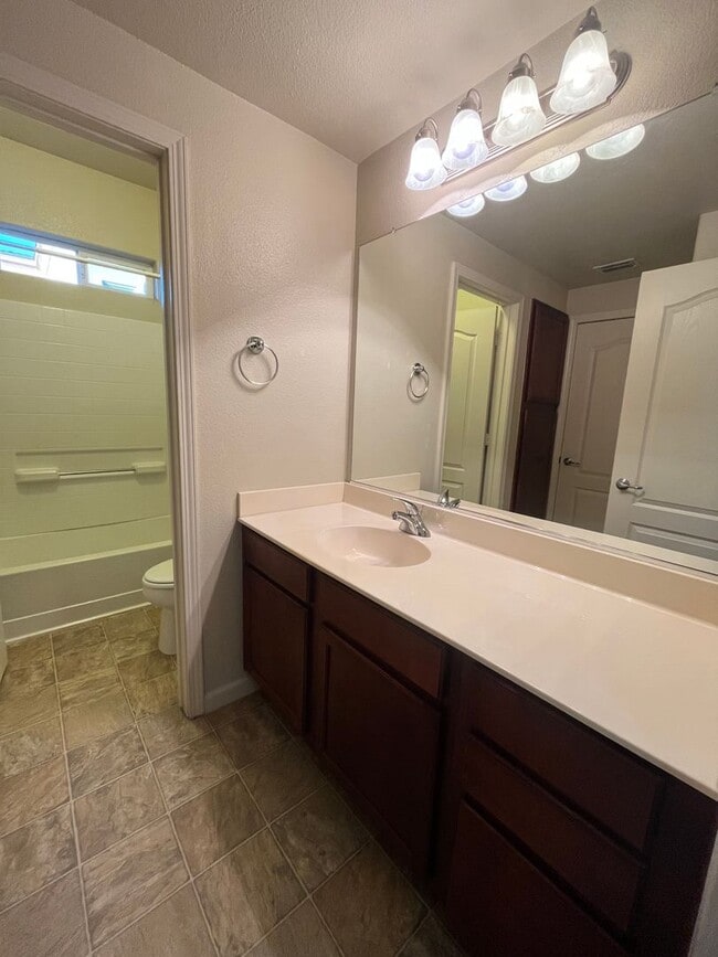 Building Photo - Spacious 2 bed 2 bath condo available in N...
