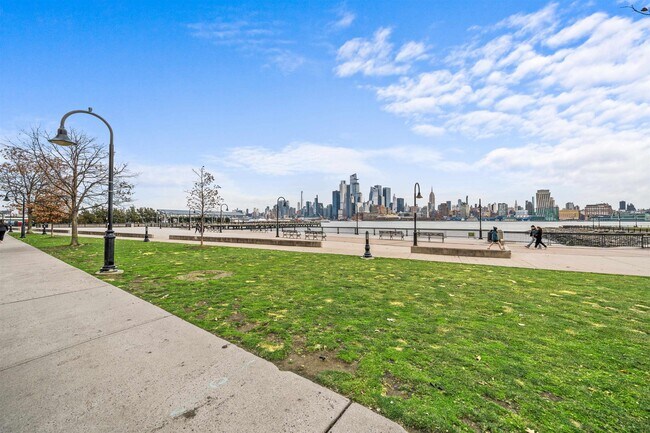 Building Photo - 1000 Maxwell Ln