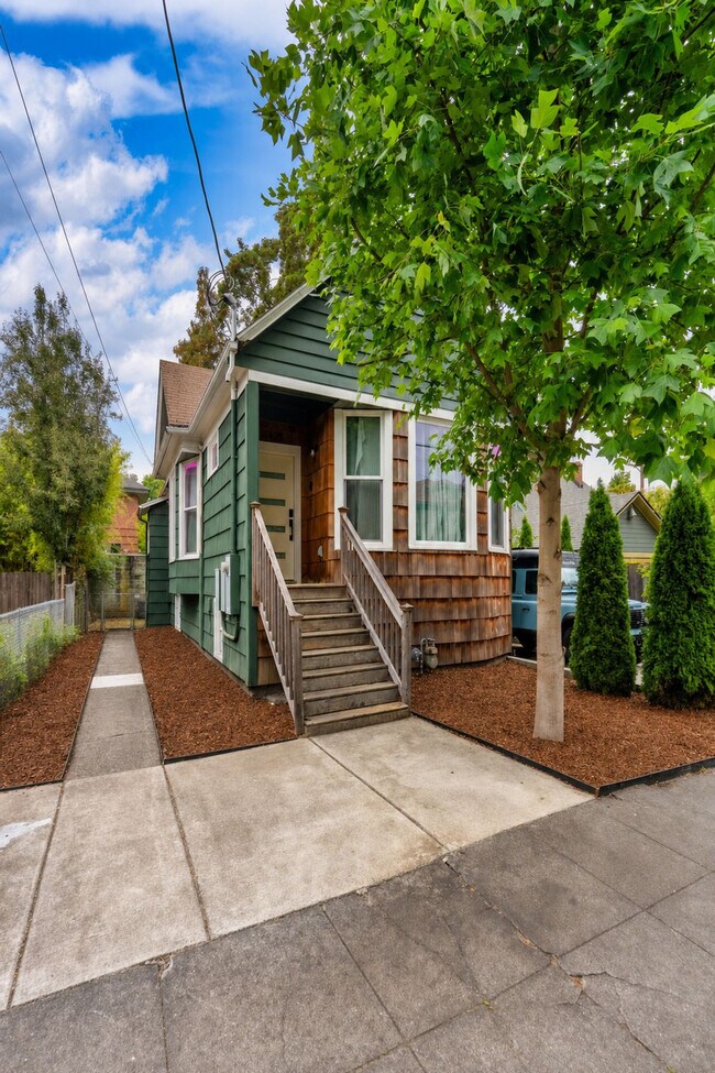 Building Photo - 1425 SE 41st Ave