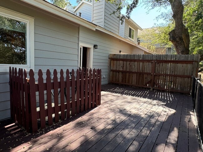 Building Photo - Nicely updated condo in Cirby Woods III