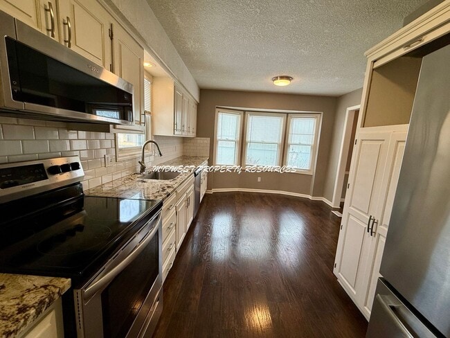 Building Photo - 3 Bed | 2 Bath Home for Rent – Lee’s Summit