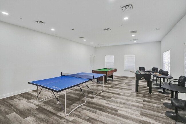 Building Photo - Remodeled 2 Bedroom / 2 Bathroom Condo with Lake View – Great Location