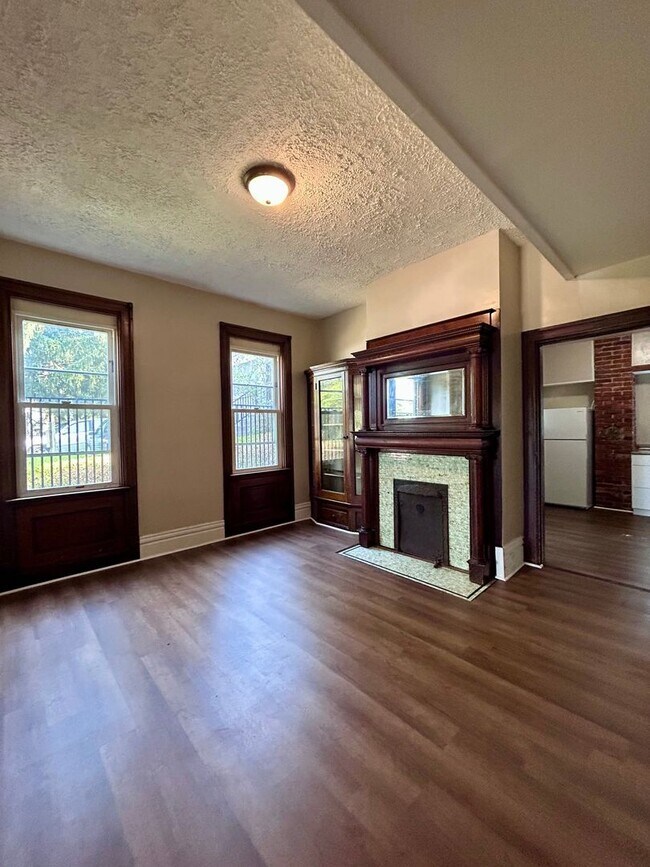 Building Photo - Large 4 Bedroom 1 Bathroom House (Marshall...