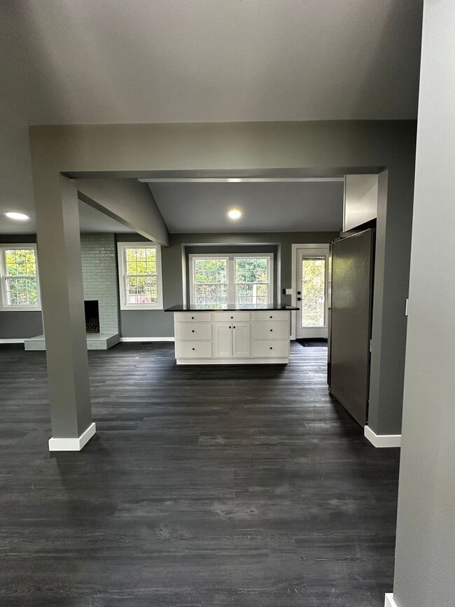 Building Photo - Fully Renovated in the Heart of Hendersonv...