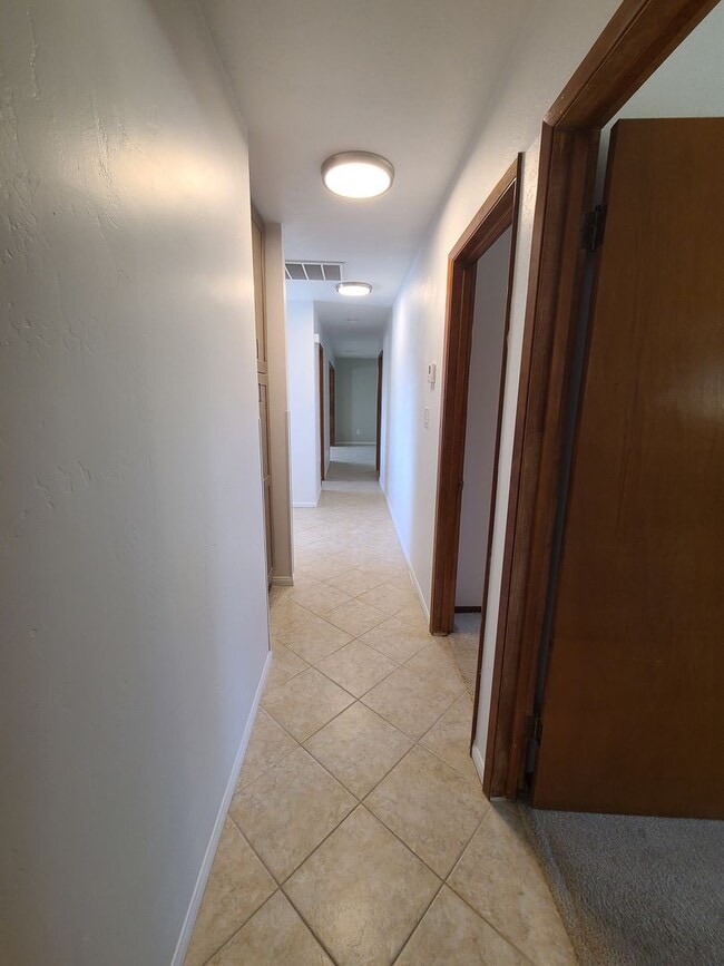 Building Photo - Spacious 4 bed 2 bath + 2 car garage & lar...